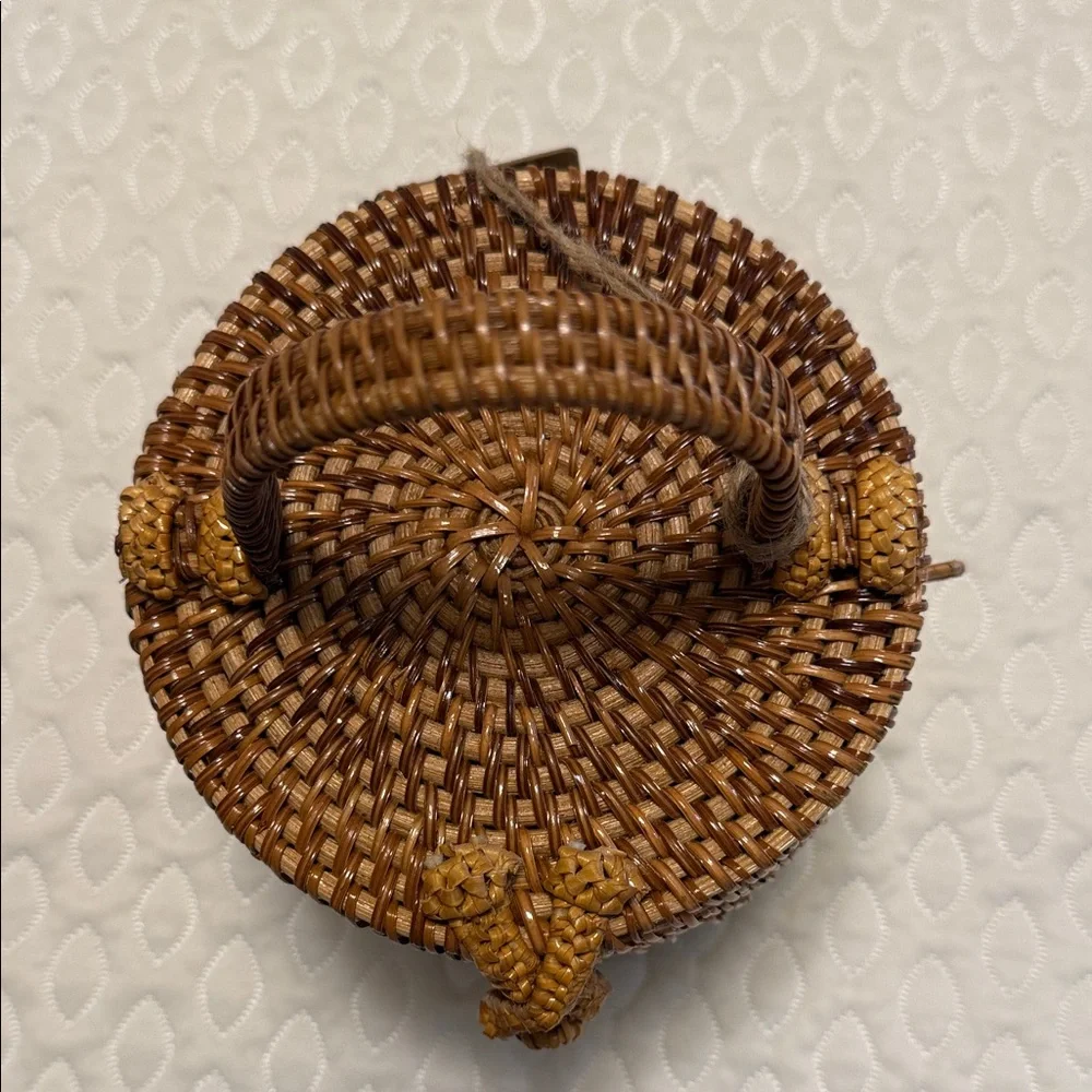 Handwoven Two-Tone Rattan Basket Bag with Top Handle - Picture 4 of 7